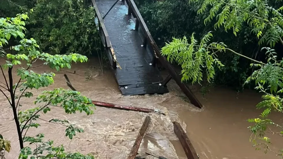 Chuva forte faz passarela interditada desabar em Socorro; estrutura tinha menos de 5 anos