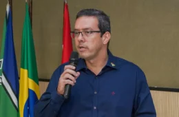 Candidato ao governo do Amapá é flagrado ensaiando fala de eleitora para vídeo de campanha