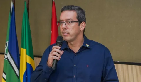 Candidato ao governo do Amapá é flagrado ensaiando fala de eleitora para vídeo de campanha
