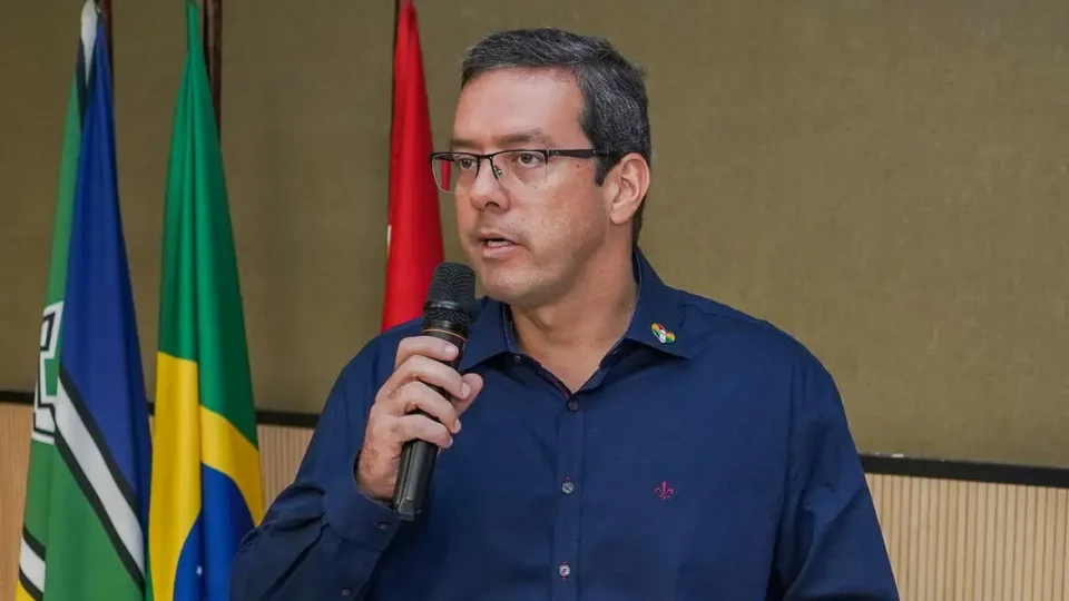 Candidato ao governo do Amapá é flagrado ensaiando fala de eleitora para vídeo de campanha