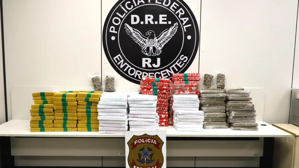 PF prende três homens com 300 kg de maconha escondidos em van na Via Dutra