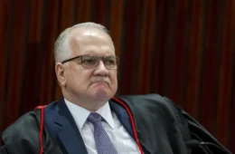 Fachin tira comando do inquérito das fake news e assume crise entre Moraes e Mendonça no STF