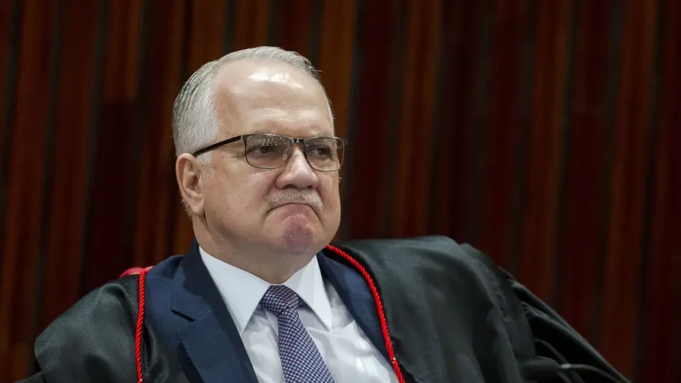 Fachin tira comando do inquérito das fake news e assume crise entre Moraes e Mendonça no STF
