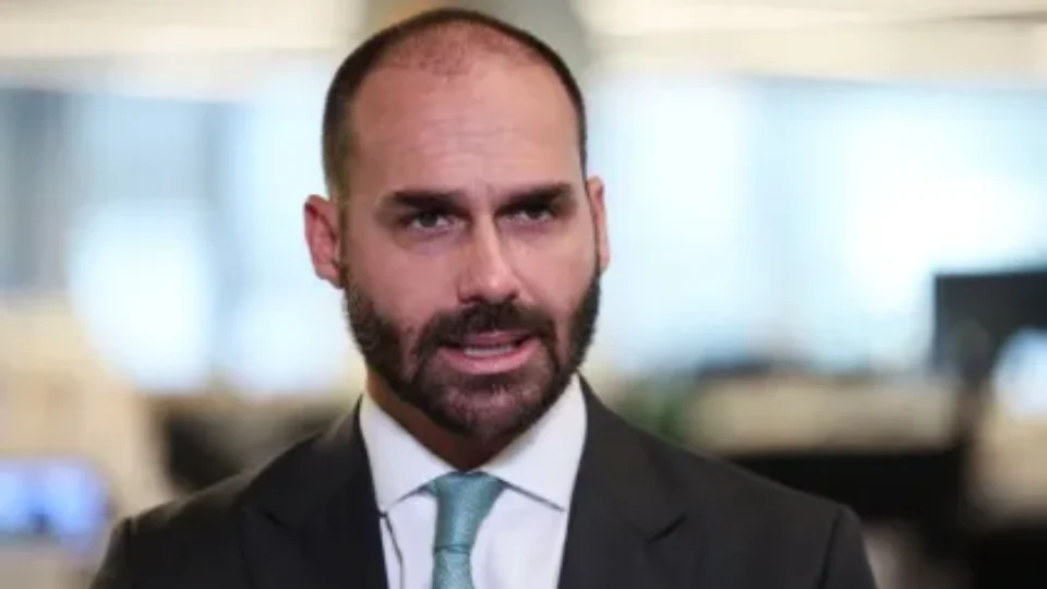 TSE manda Eduardo Bolsonaro remover vídeos que questionam segurança das urnas eletrônicas