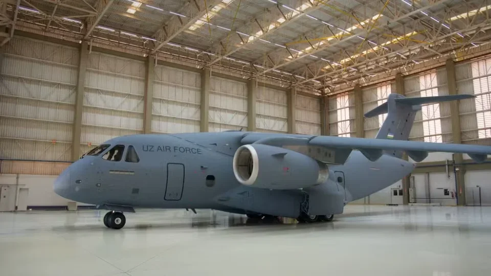 Embraer entrega primeiro C-390 Millennium ao Uzbequistão e amplia presença internacional do cargueiro brasileiro