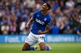 Brasileiro que trabalhou como caseiro na infância desafia Liverpool na Premier League