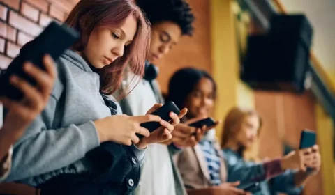 As pessoas estão falando menos e isso pode afetar o cérebro, dizem especialistas