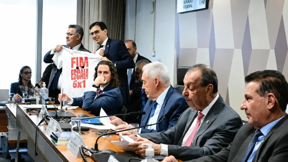 CCJ do Senado aprova fim da escala 6×1