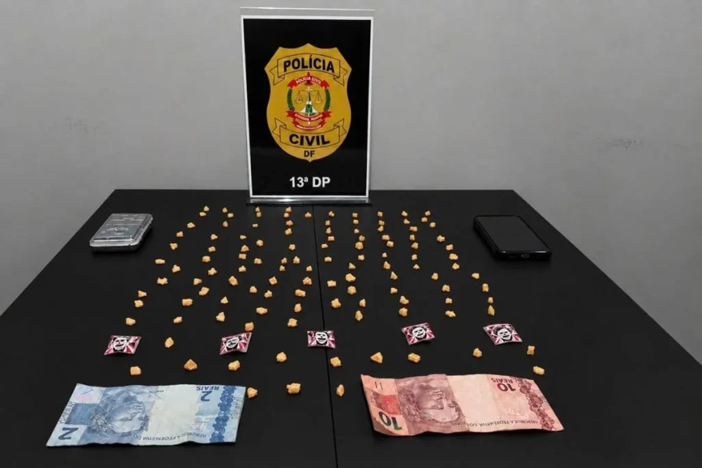 Suspeito de 20 anos usava um barraco de lona em Sobradinho como ponto de venda, segundo a PCDF; polícia apreendeu dinheiro e balança de precisão