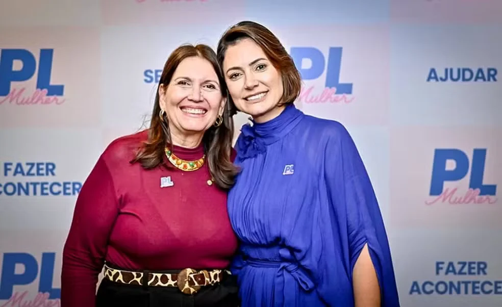 Decisão aponta que Michelle apareceu acima do limite permitido em peças de TV e rádio da candidata ao Senado pelo PL; outro material com participação das duas também foi retirado