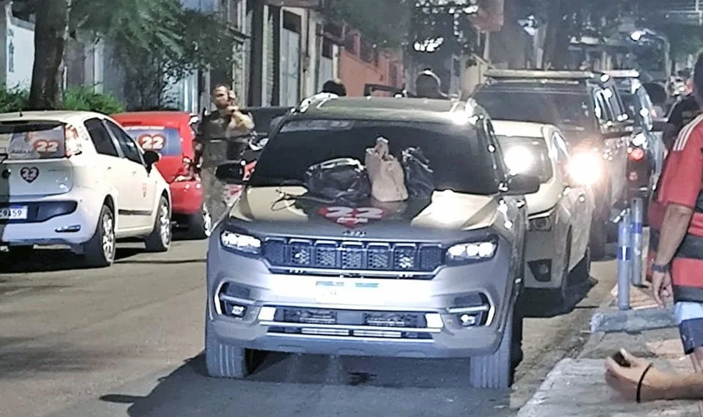 Carros adesivados e Abraãozinho em Nilópolis/ reprodução