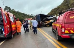 Tombamento de caminhão deixa seis homens feridos na BR-356, em Ouro Preto