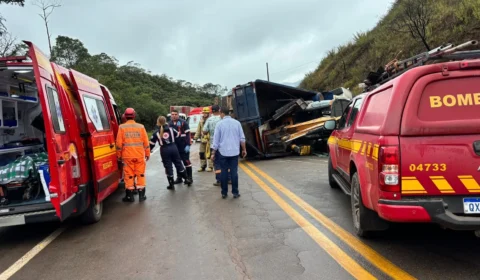 Tombamento de caminhão deixa seis homens feridos na BR-356, em Ouro Preto