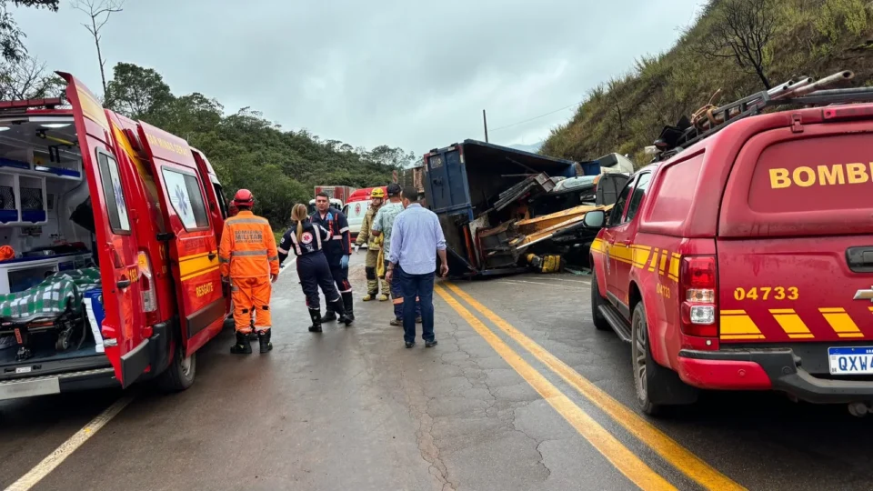 Tombamento de caminhão deixa seis homens feridos na BR-356, em Ouro Preto