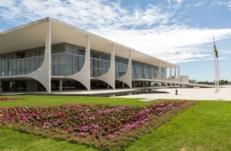 Governo colocará grades em frente ao Planalto durante sessão sobre Moraes