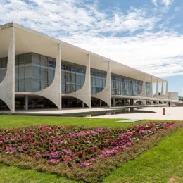 Governo colocará grades em frente ao Planalto durante sessão sobre Moraes