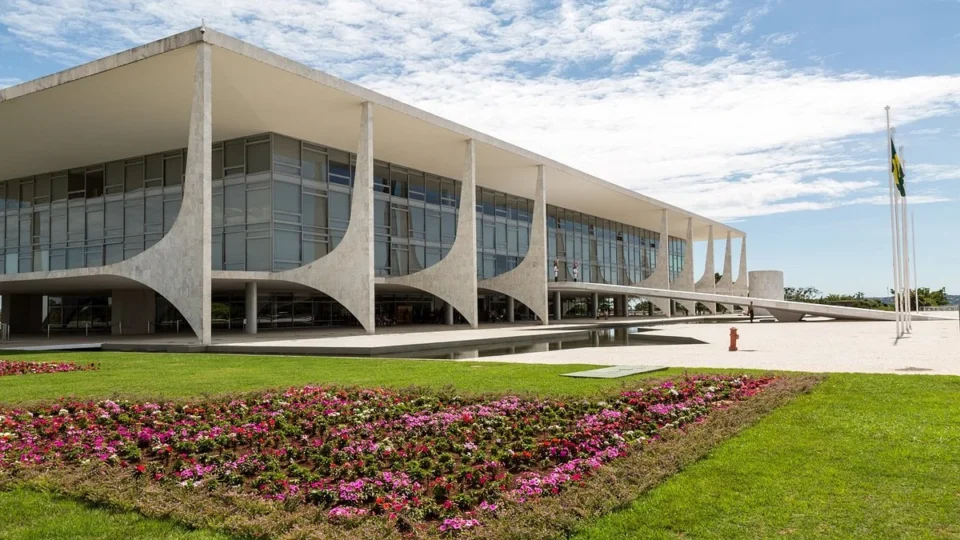 Governo colocará grades em frente ao Planalto durante sessão sobre Moraes