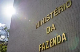 Fazenda reduz previsão de crescimento da economia para 2% e alerta para dívidas das famílias