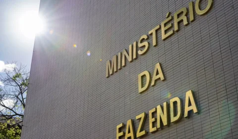 Fazenda reduz previsão de crescimento da economia para 2% e alerta para dívidas das famílias