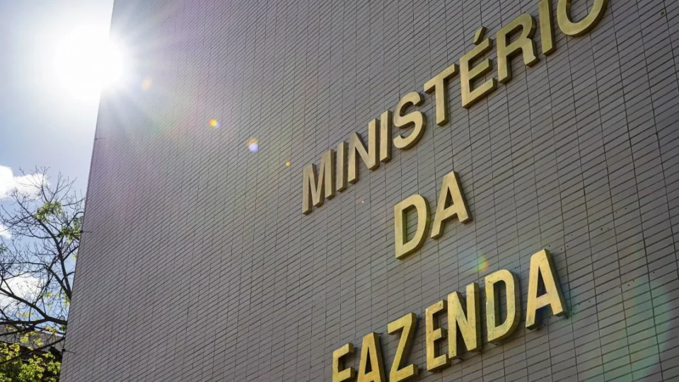 Fazenda reduz previsão de crescimento da economia para 2% e alerta para dívidas das famílias
