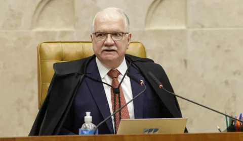 Fachin mantém sessão extraordinária no STF e rejeita julgamento conjunto de casos de Moraes e Mendonça
