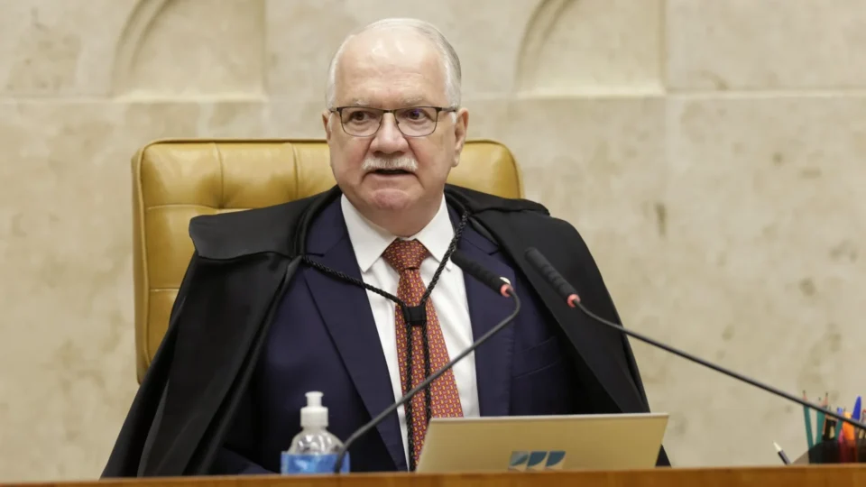 Fachin mantém sessão extraordinária no STF e rejeita julgamento conjunto de casos de Moraes e Mendonça