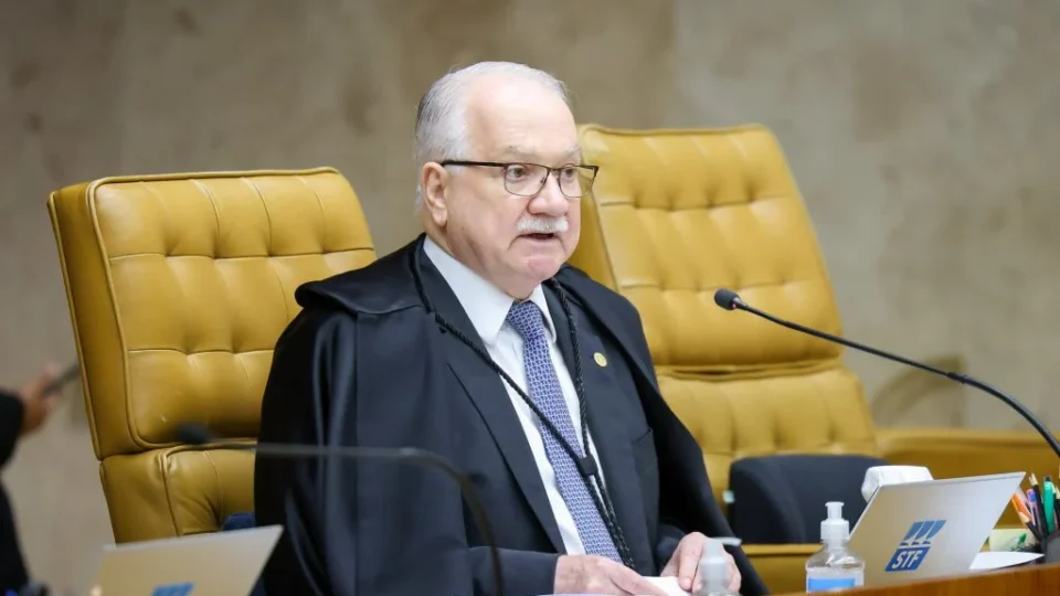 Fachin suspende decisões de Mendonça e Dino sobre a PF e leva crise do caso Master ao plenário do STF