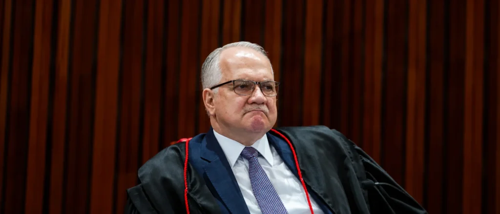 O presidente do Supremo Tribunal Federal (STF), Edson Fachin, convocou o plenário da Corte para analisar a decisão do ministro André Mendonça que determinou o aprofundamento de apurações sobre uma suposta relação entre o ministro Alexandre de Moraes e o empresário Daniel Vorcaro, investigado no caso Banco Master. A medida ocorre em meio à maior crise interna recente do Supremo. A decisão de Fachin busca evitar conflitos entre determinações individuais de ministros e permitir que o tema seja discutido de forma colegiada. Segundo o presidente do STF, há risco de "conflitos e sobreposições processuais" caso os processos continuem tramitando separadamente.