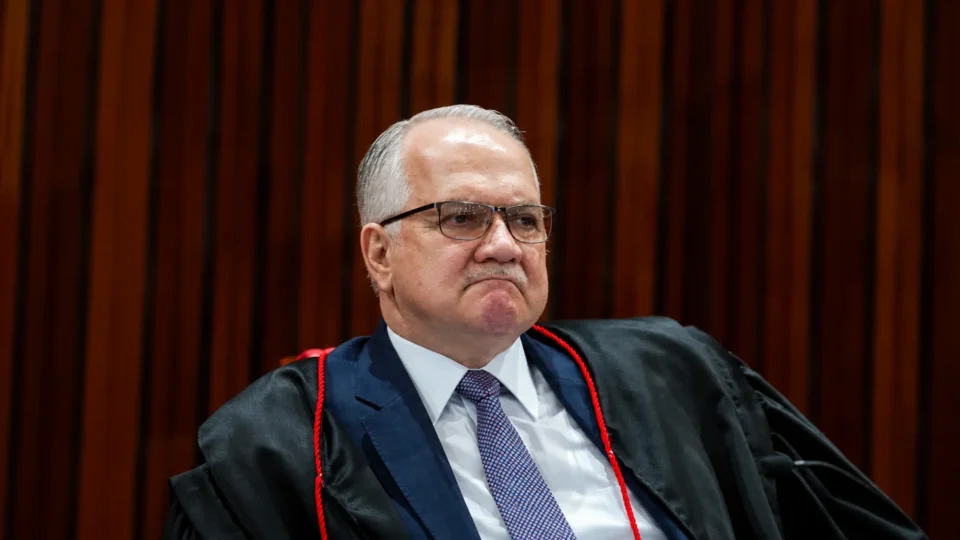 Fachin convoca plenário do STF para analisar decisão de Mendonça sobre conversas entre Moraes e Vorcaro