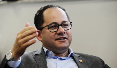 Quem é Cezinha de Madureira, deputado alvo da PF por suspeita de tráfico de influência
