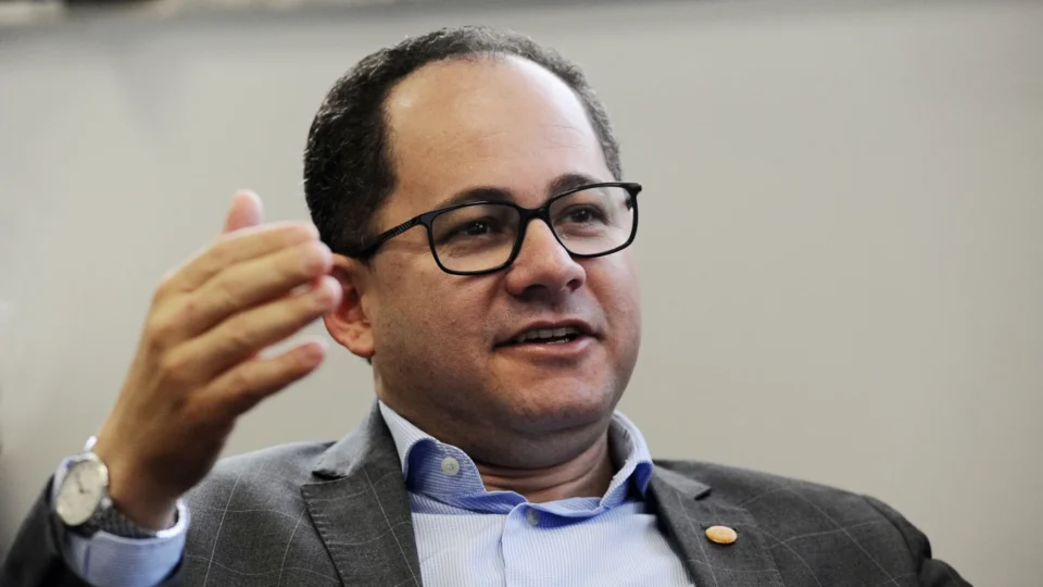Quem é Cezinha de Madureira, deputado alvo da PF por suspeita de tráfico de influência