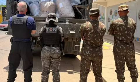 Receita Federal apreende 97 fardos de camisas de times, tênis e bonés falsificados em Boa Vista