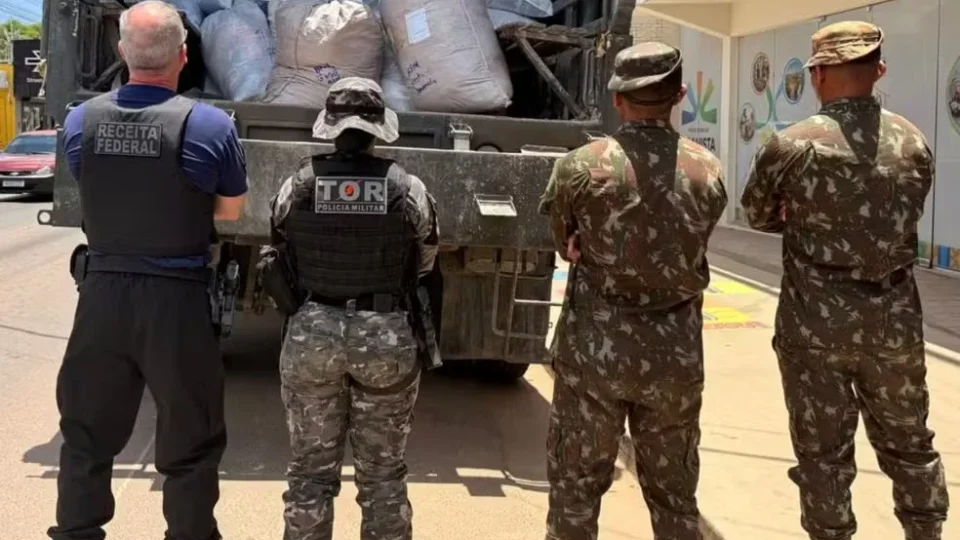 Receita Federal apreende 97 fardos de camisas de times, tênis e bonés falsificados em Boa Vista
