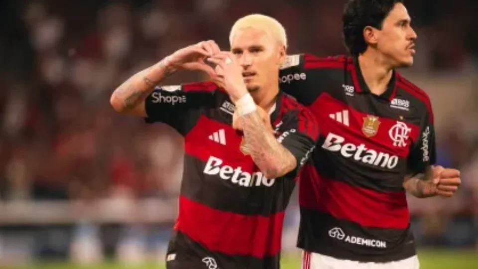 Flamengo vence Bragantino por 2 a 1 e abre três pontos na liderança do Brasileirão