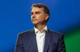 Flávio Bolsonaro planeja PEC com corte de R$ 300 bilhões em gastos caso seja eleito