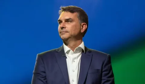 Flávio Bolsonaro planeja PEC com corte de R$ 300 bilhões em gastos caso seja eleito