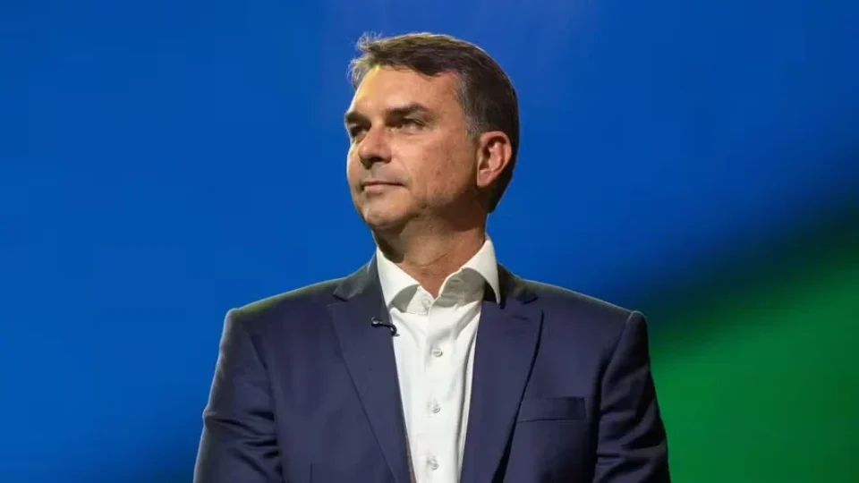 Flávio Bolsonaro planeja PEC com corte de R$ 300 bilhões em gastos caso seja eleito