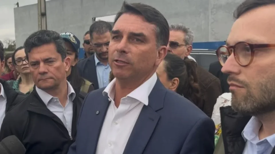 Flávio Bolsonaro chama Moraes de “laranja podre” e defende investigação no STF