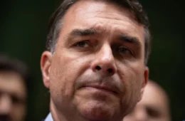 Mensagens ligam gabinete de Flávio Bolsonaro a pedido de emenda feito por condenado no caso Marielle