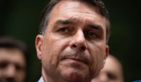 Mensagens ligam gabinete de Flávio Bolsonaro a pedido de emenda feito por condenado no caso Marielle