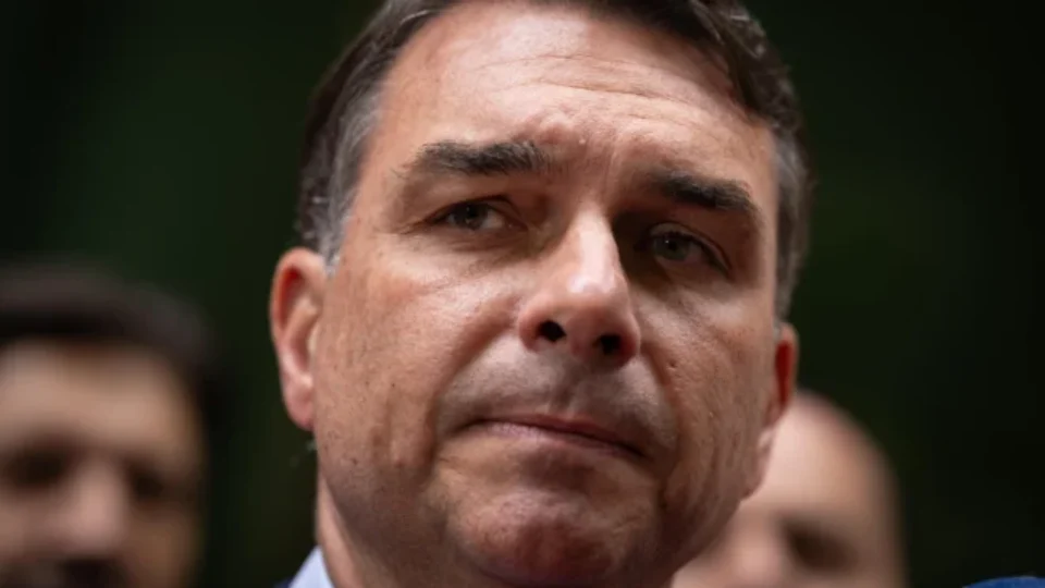 Mensagens ligam gabinete de Flávio Bolsonaro a pedido de emenda feito por condenado no caso Marielle