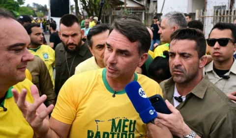 Flávio Bolsonaro aciona TSE contra Lula por suposto uso da máquina pública em campanha