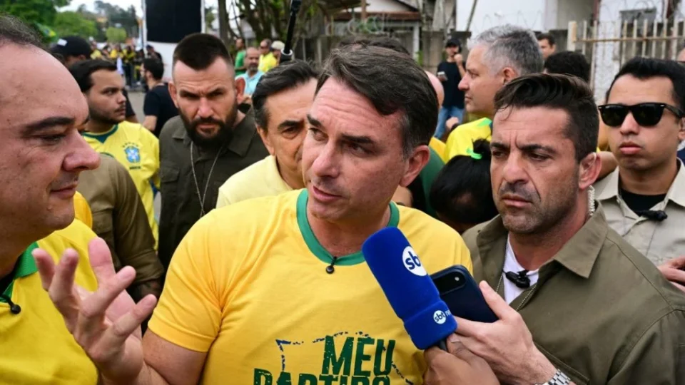 Flávio Bolsonaro aciona TSE contra Lula por suposto uso da máquina pública em campanha