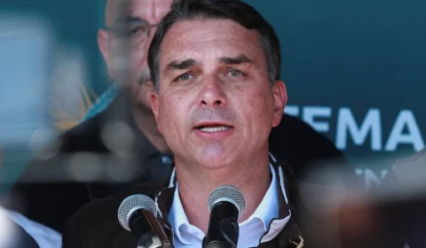Mendonça inclui Flávio Bolsonaro como investigado no Caso Dark Horse