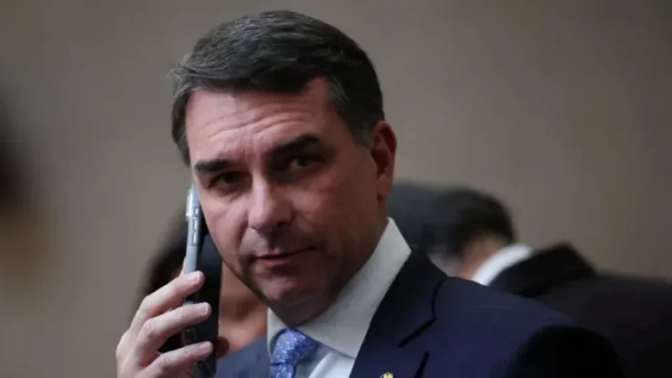Flávio Bolsonaro viajou dos EUA ao Brasil em jato ligado a Vorcaro usado depois por Moraes