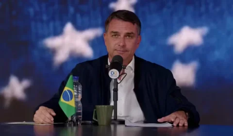 Flávio Bolsonaro reage a fake news sobre Nossa Senhora Aparecida após GloboNews corrigir informação