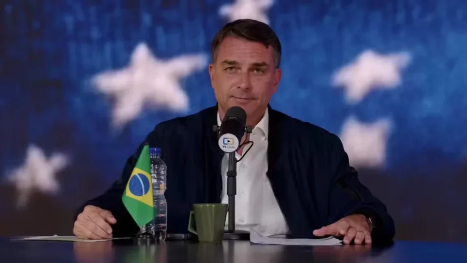 Flávio Bolsonaro reage a fake news sobre Nossa Senhora Aparecida após GloboNews corrigir informação