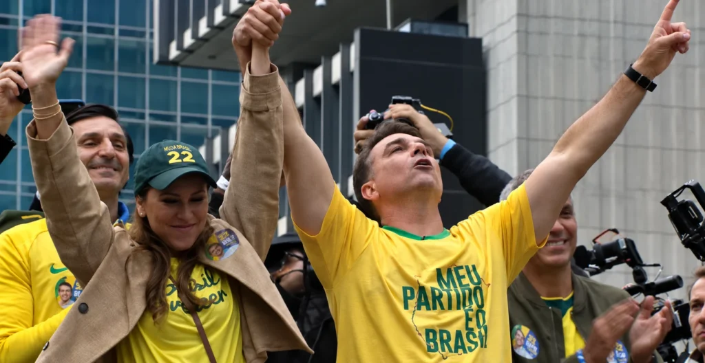 O candidato à Presidência Flávio Bolsonaro (PL) realiza nesta segunda-feira (7), feriado da Independência do Brasil, um ato político na Avenida Paulista, em São Paulo. A manifestação está marcada para as 15h e reúne nomes da direita em meio à disputa eleitoral de 2026 e às críticas ao governo federal e ao Supremo Tribunal Federal (STF). Entre os principais nomes previstos está o governador de São Paulo, Tarcísio de Freitas (Republicanos), candidato à reeleição. O governador participou pela manhã de uma agenda com Flávio na Igreja Mundial do Poder de Deus, no Brás, e também convocou apoiadores para o evento da tarde.