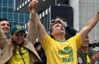 Flávio Bolsonaro mobiliza direita na Paulista em ato contra Lula e Moraes