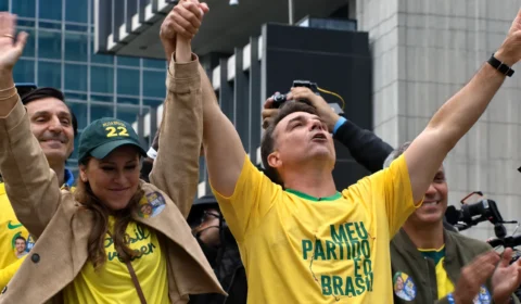 Flávio Bolsonaro mobiliza direita na Paulista em ato contra Lula e Moraes